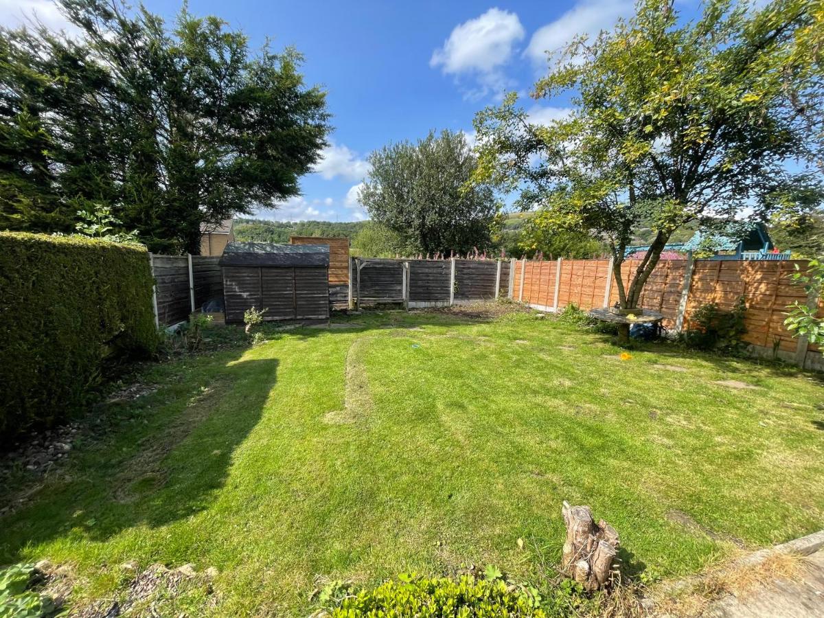 Rawtenstall bungalow. Steam train passes garden. - Housity
