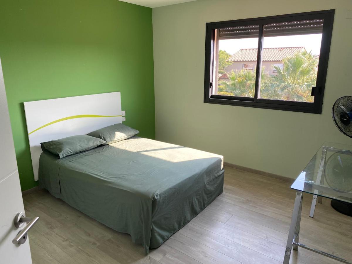 Villa 4faces 180 m2 habitables sur 950 m2 de jardin, salon salle à manger cuisine ouverte 70 m2 , cuisine d été couverte, terrasse 80 m2, piscine 10 m par 4 m, 1 chambre parentale 3 chambres,2 salles de bains - Housity