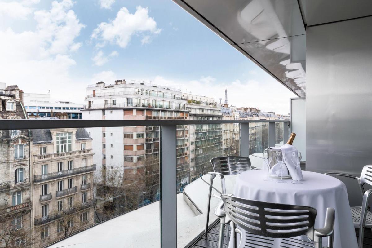 Balcon ou terrasse dans l'établissement Renaissance Paris Arc de Triomphe Hotel