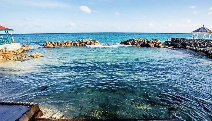 Idyllic Beachfront Condo - Housity
