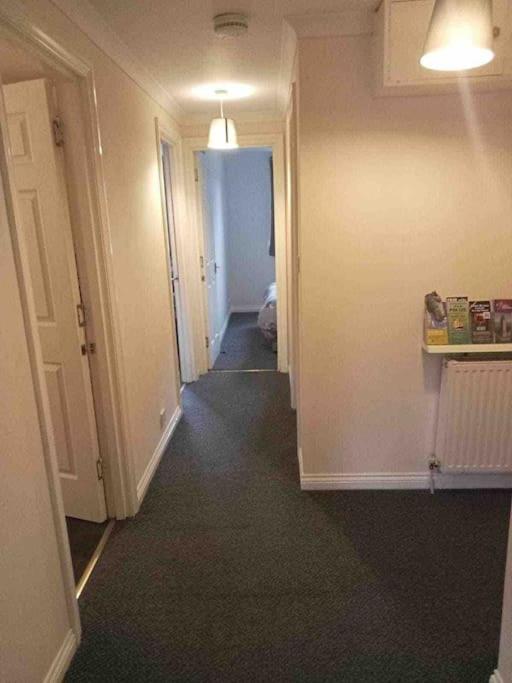 Modern 2 bed flat, private parking & sec entry - Housity