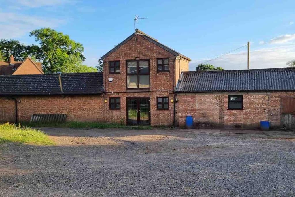 Hillfields Farm Barn - A Rural Equestrian Escape - Housity