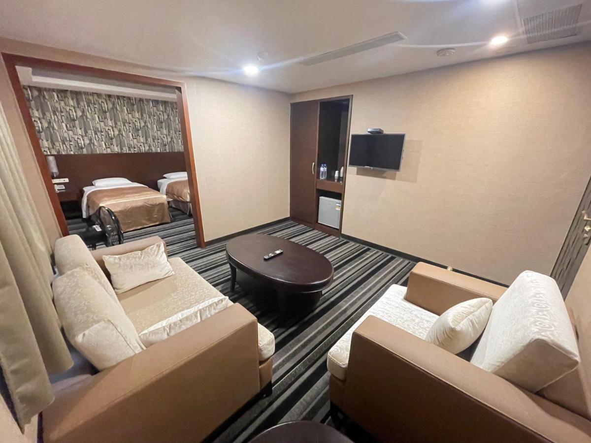 Metropolis Hotel - Housity