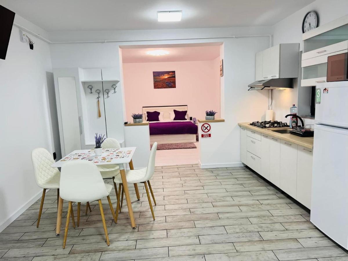 Reny's Studio Apartments -Hiperbara - Housity