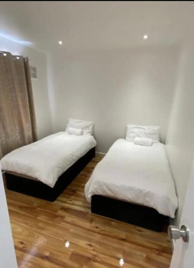 Twin/King private bedrooms in beautiful homestay with private parking - Housity