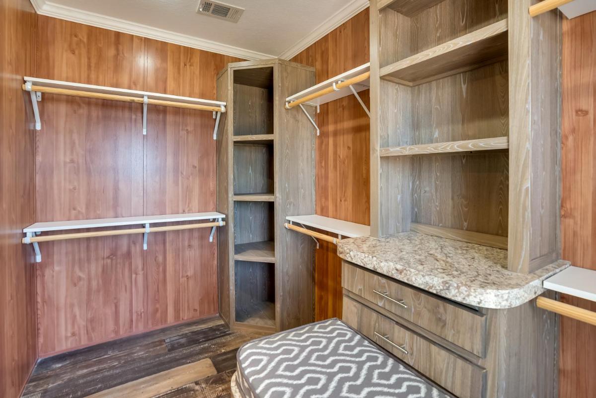 Many Waterfront Vacation Rental with Boat Launch! - Housity