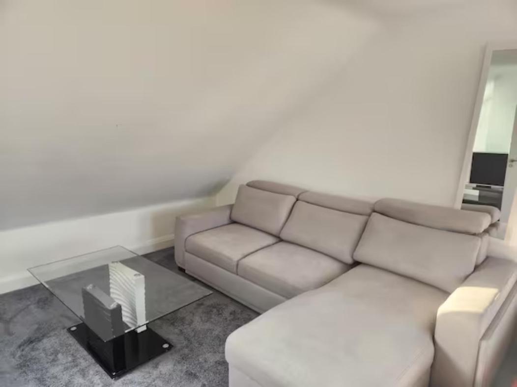 12 Minutes to Central London Kings Cross, 6 minutes walks to the train station - Free parking 3 bed 2 bath fully refurbished flat NO PARTY OR GATHERING ALLOWED - Housity
