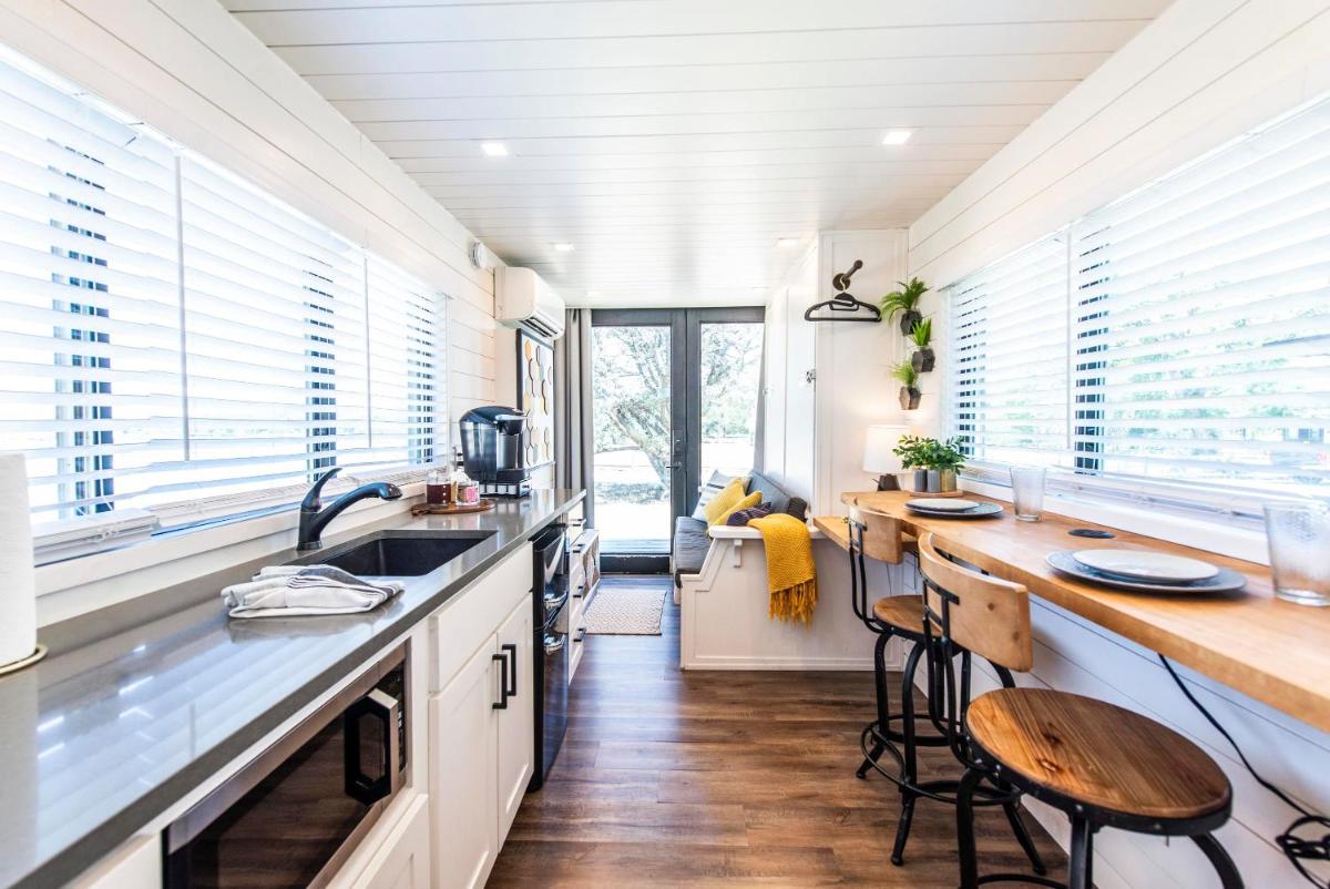 The Honeycomb-Tiny Container Home 12 Min. to Magnolia/Baylor - Housity