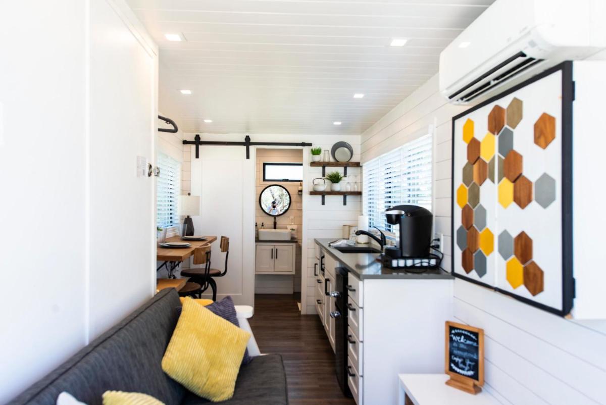 The Honeycomb-Tiny Container Home 12 Min. to Magnolia/Baylor - Housity