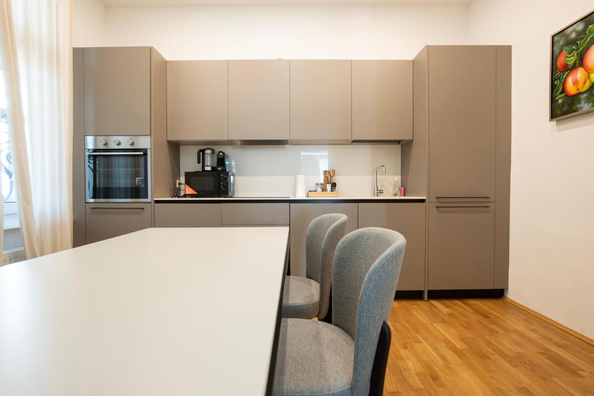 Charming 2-Room Apartment with Balcony, 15 Min to Center - Housity
