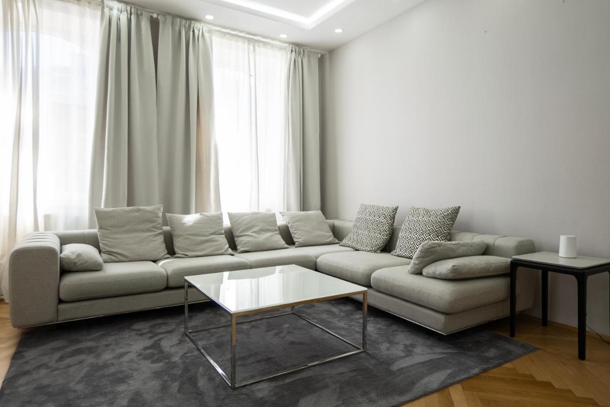 Charming 2-Room Apartment with Balcony, 15 Min to Center - Housity