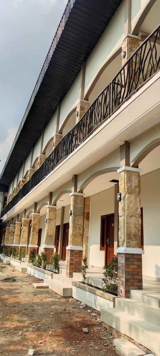BERINGIN VIEW HOTEL & RESORT - Housity
