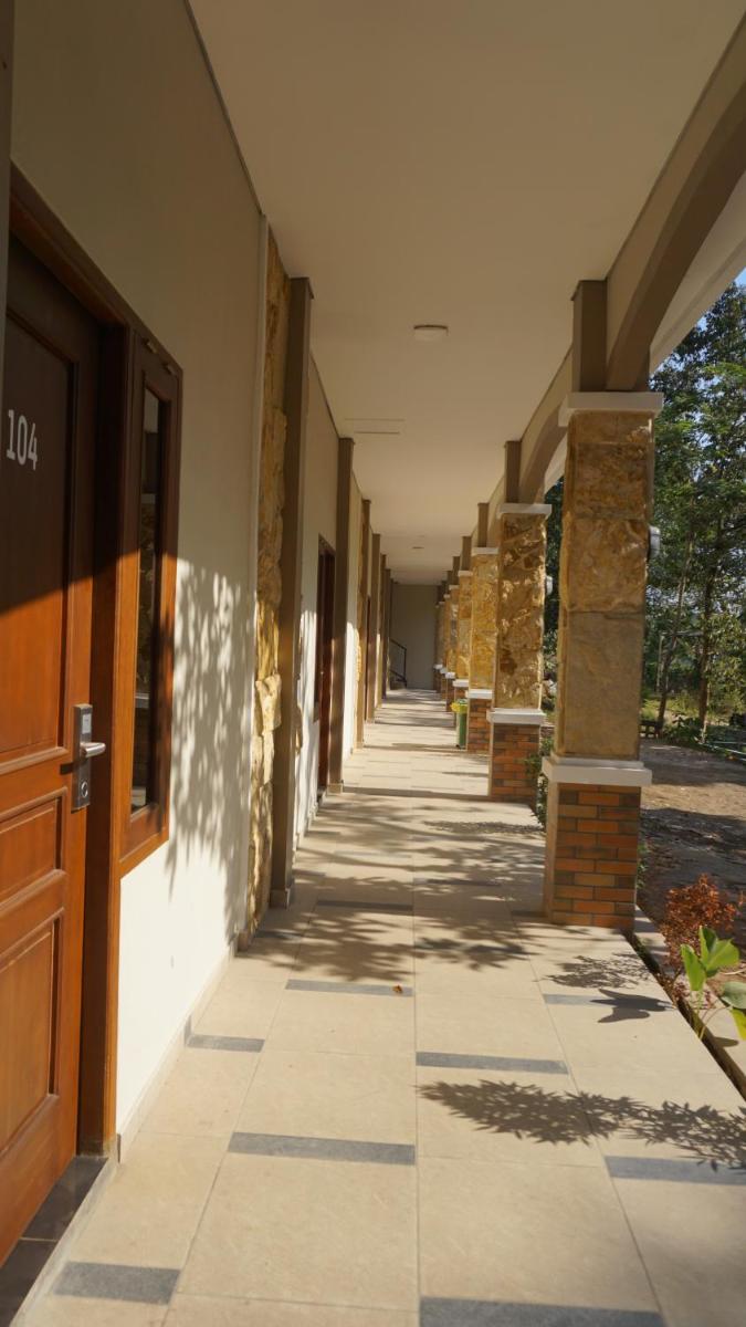 BERINGIN VIEW HOTEL & RESORT - Housity