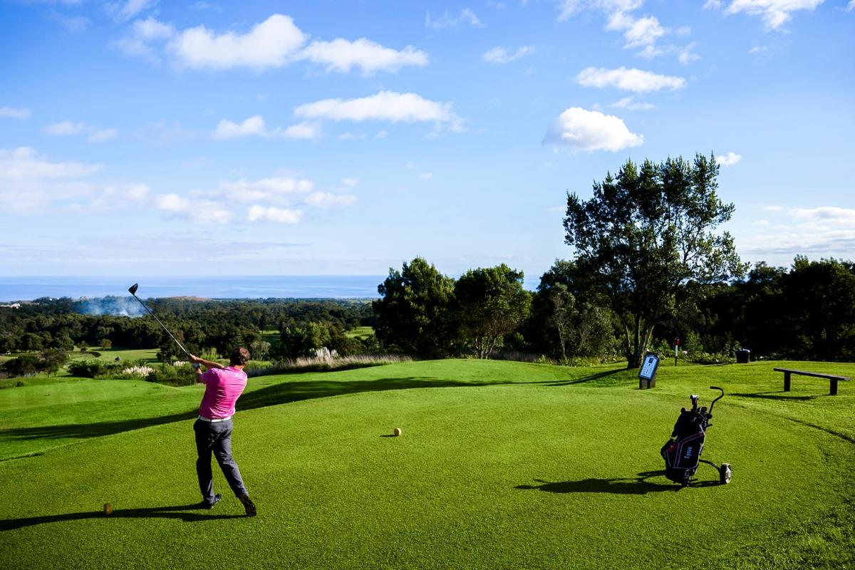 As comodidades de golfe no hotel ou nas proximidades