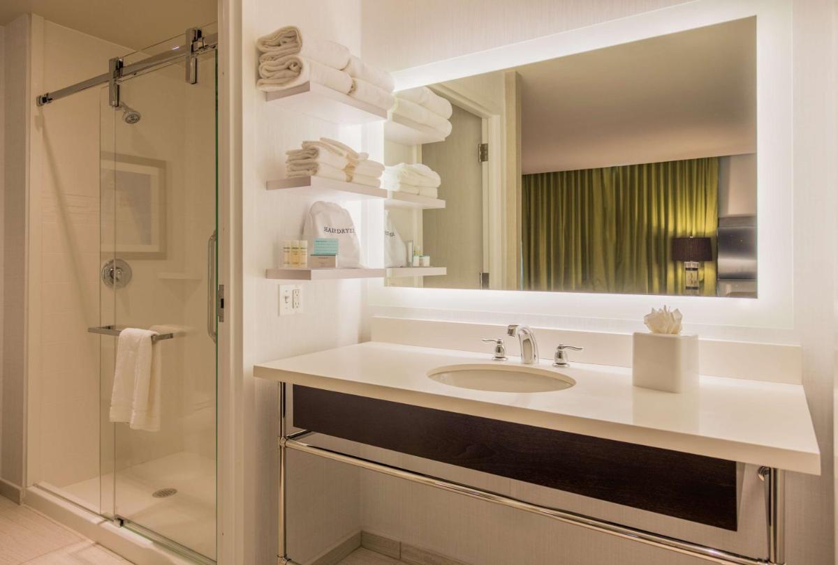 Hampton Inn & Suites Washington, D.C. - Navy Yard - Housity