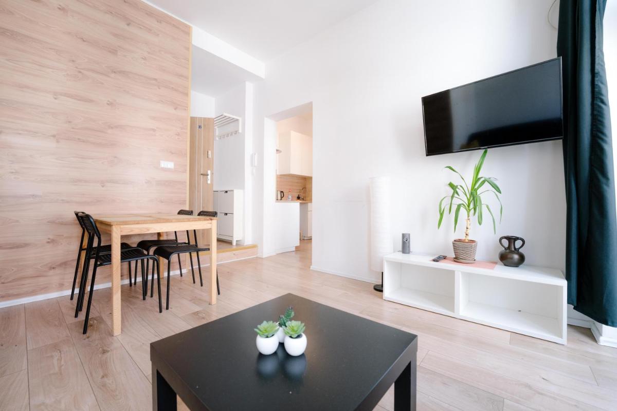 Cosy Balcony Apartment - Housity