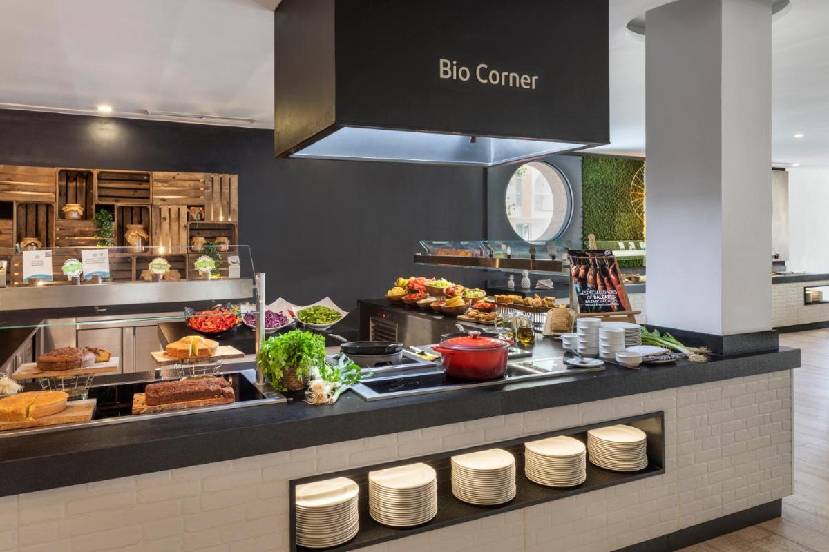 una línea de buffet con mucha comida en Alcudia Garden Aparthotel, en Puerto de Alcudia
