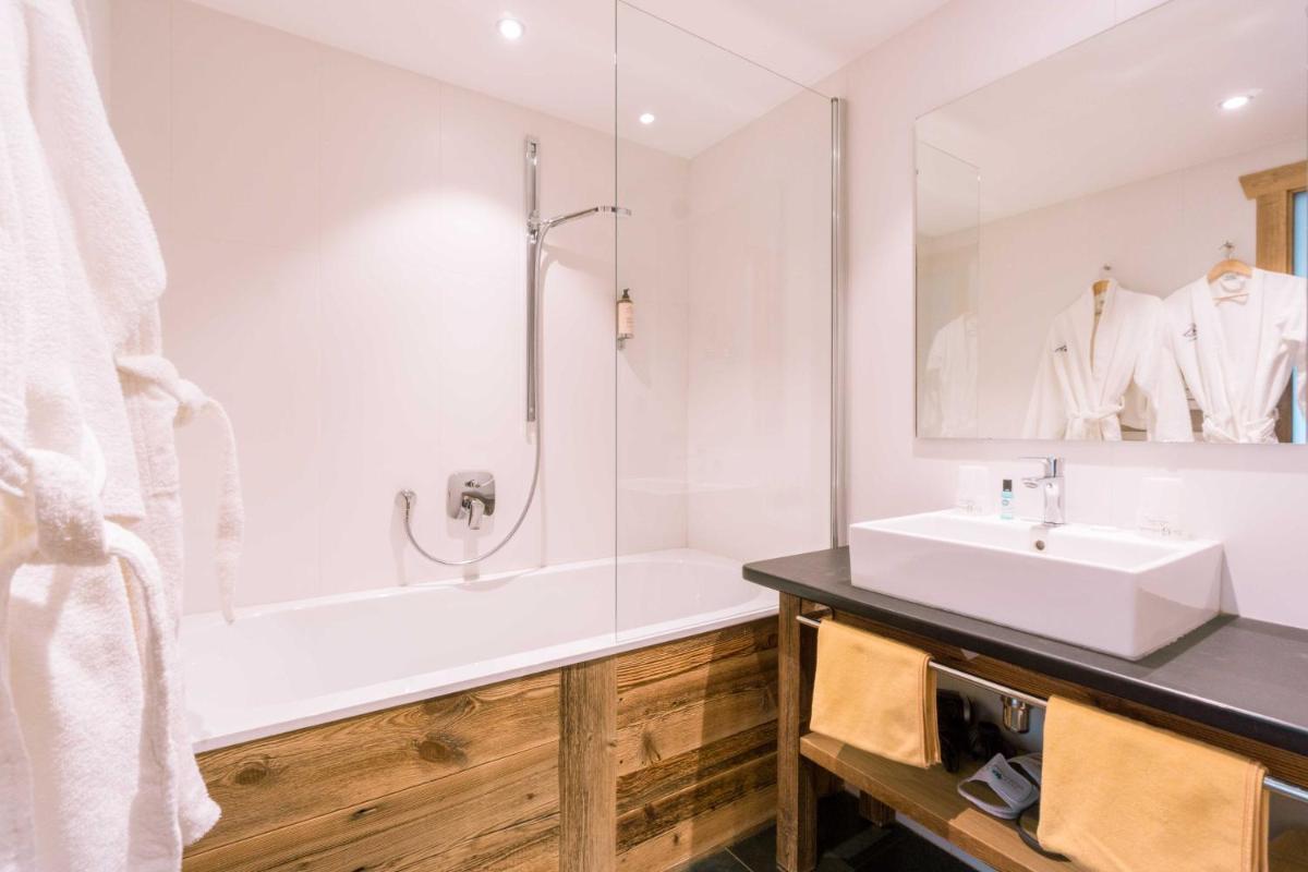 Salle de bains dans l'établissement Les Gentianettes Hotel & Spa