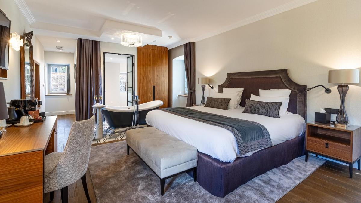 Un ou plusieurs lits dans un hébergement de l'établissement Domaine de Dolomieu Hotel & Spa - BW Premier Collection