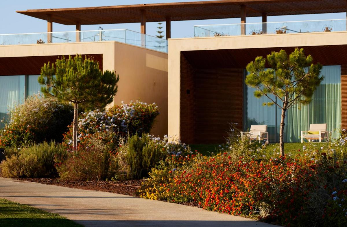 Um jardim no exterior de White Shell Beach Villas