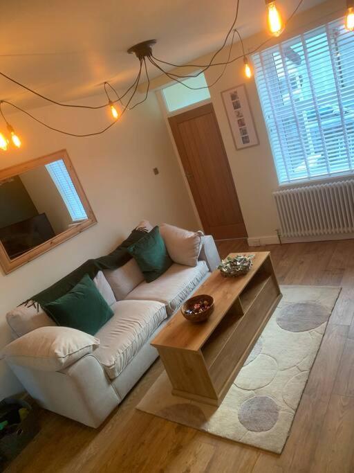 Quaint 1 bedroom cottage in Pudsey, Leeds - Housity