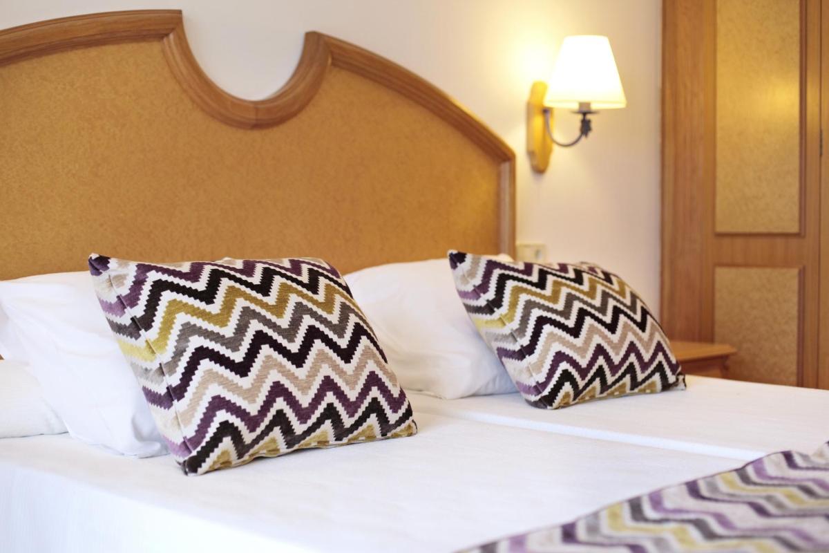 Cama o camas de una habitación en Grupotel Santa Eulària & Spa - Adults Only