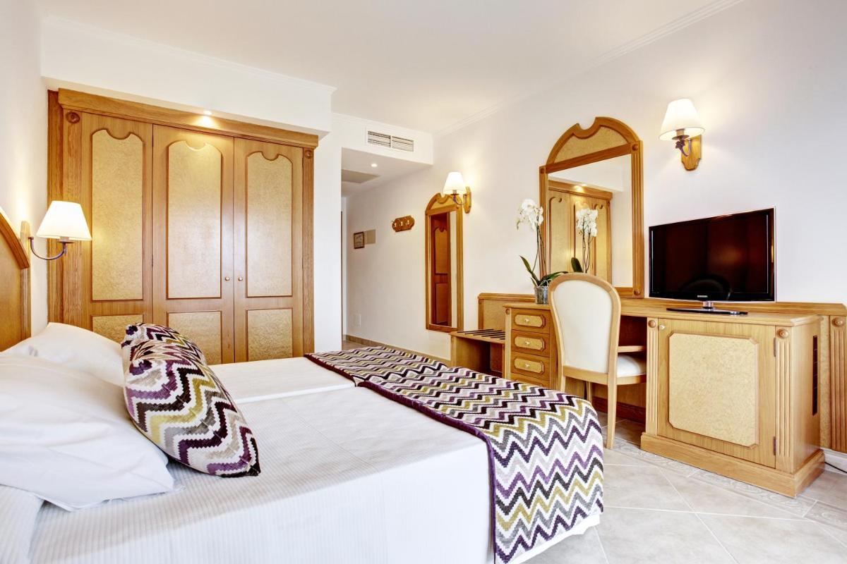 Cama o camas de una habitación en Grupotel Santa Eulària & Spa - Adults Only