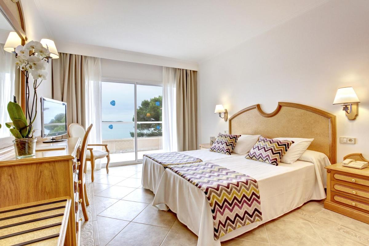 Cama o camas de una habitación en Grupotel Santa Eulària & Spa - Adults Only