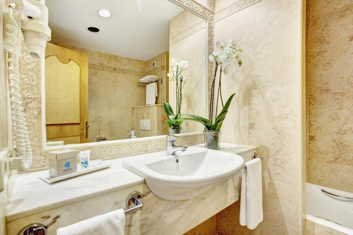 Un baño de Grupotel Santa Eulària & Spa - Adults Only