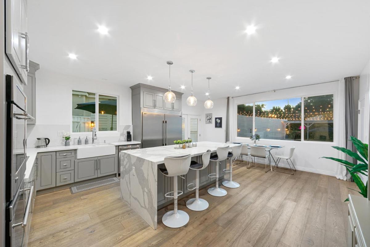 Studio City Contemporary Villa with Pool Sleeps 10 - Housity