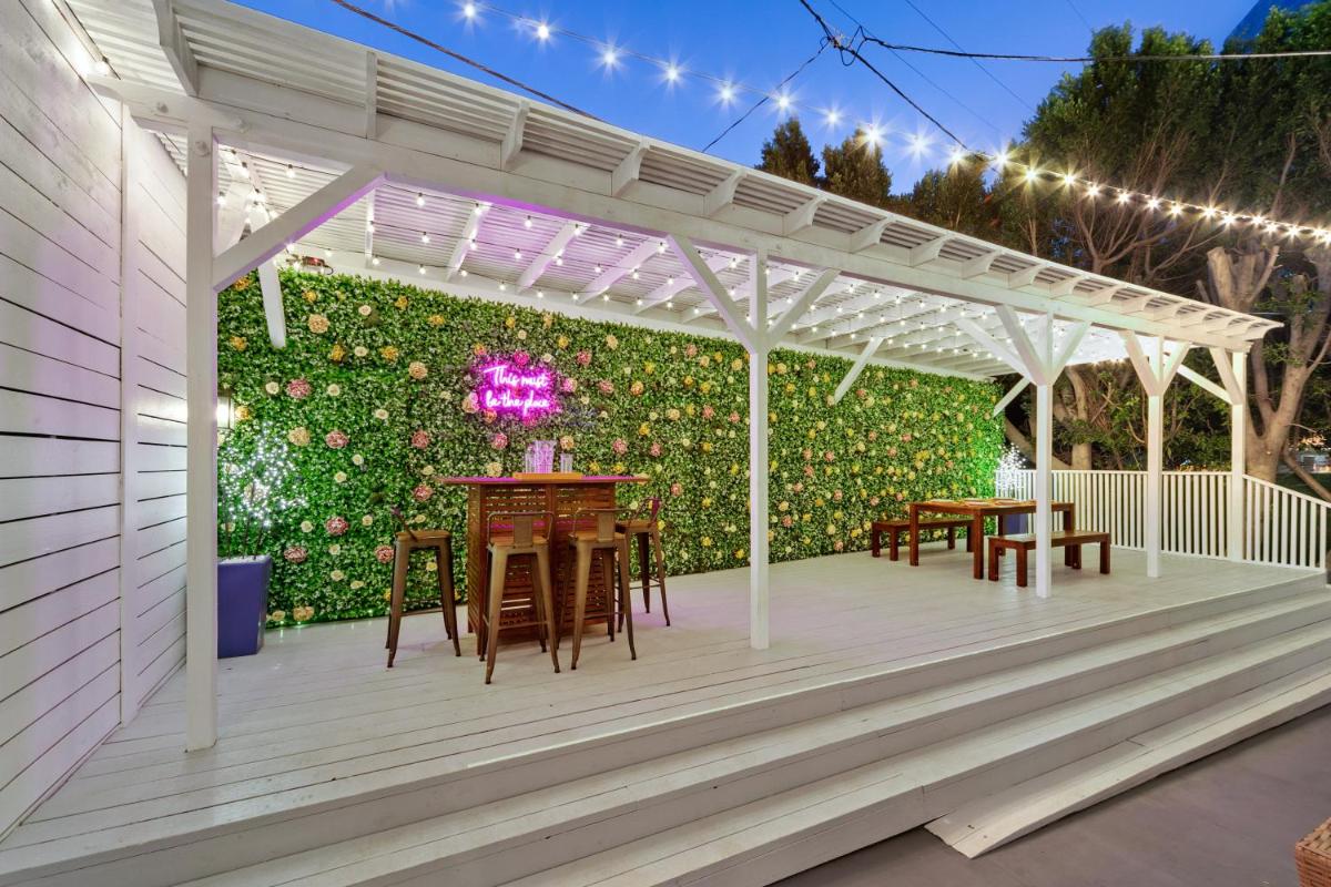 Studio City Contemporary Villa with Pool Sleeps 10 - Housity