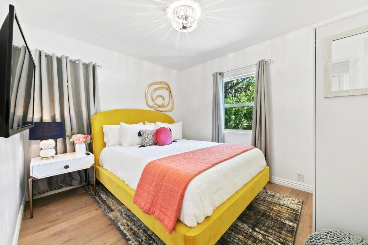 Universal Studios Villa with Pool & Guesthouse - Hizvo