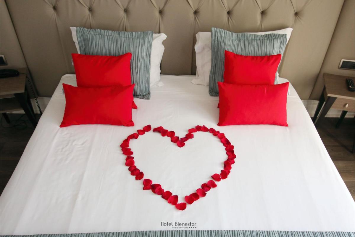 Uma cama ou camas num quarto em Hotel Bienestar Termas De Vizela