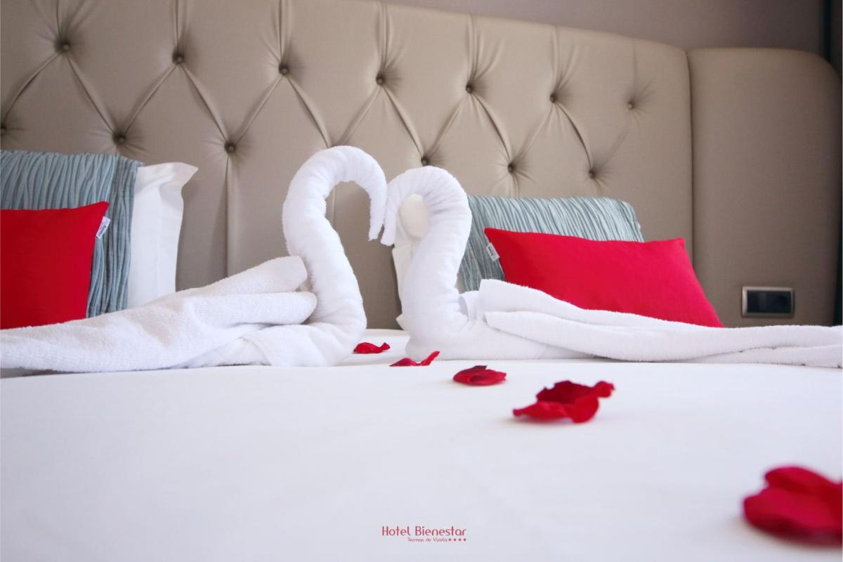 Uma cama ou camas num quarto em Hotel Bienestar Termas De Vizela
