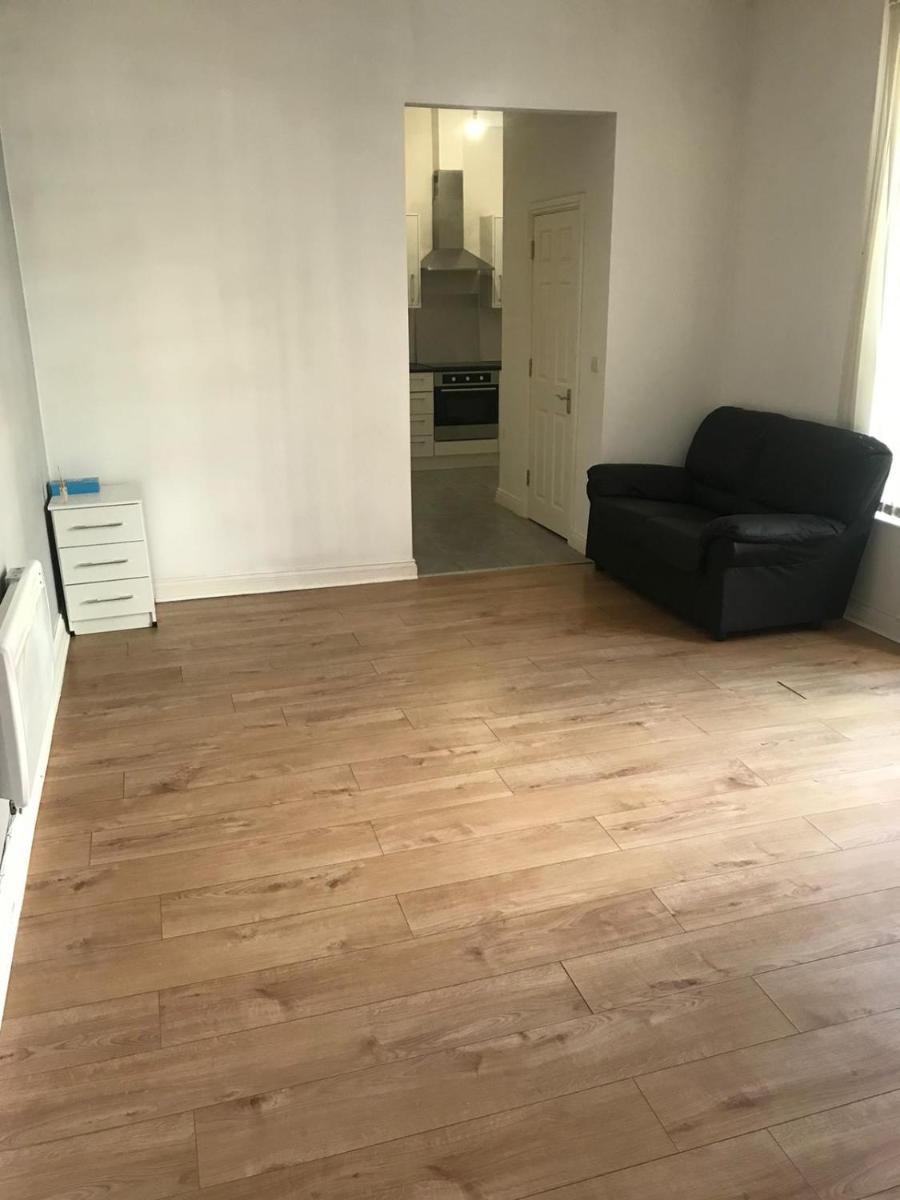 1 Bedroom Available 5 Minute From Centre & Station - Housity