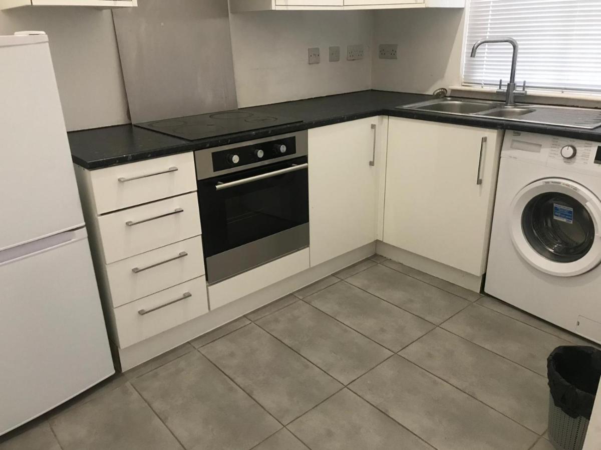 1 Bedroom Available 5 Minute From Centre & Station - Housity