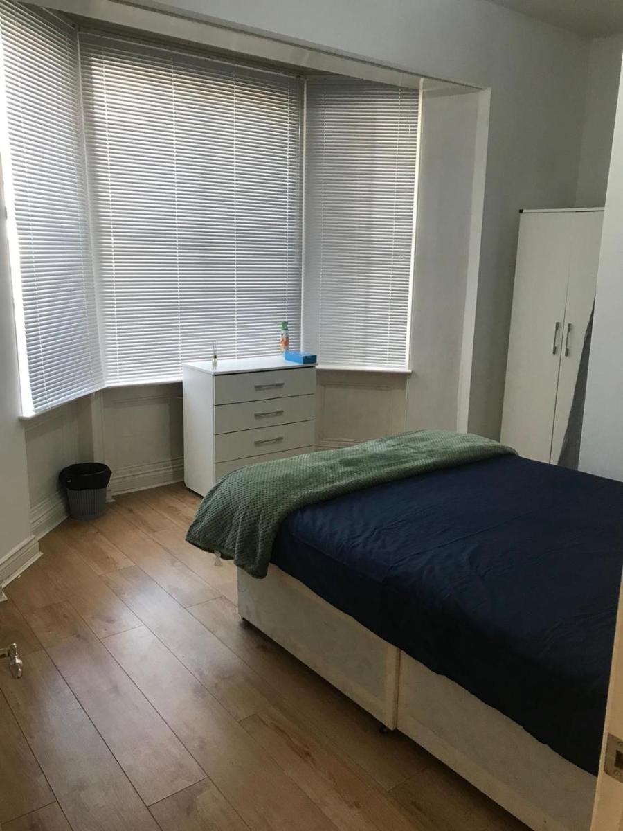 1 Bedroom Available 5 Minute From Centre & Station - Housity