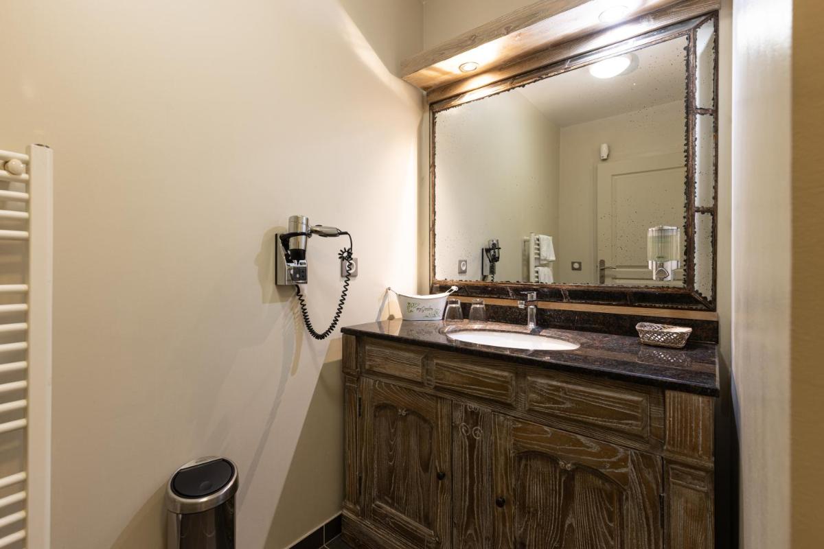 Salle de bains dans l'établissement Le Moulin de Mitou