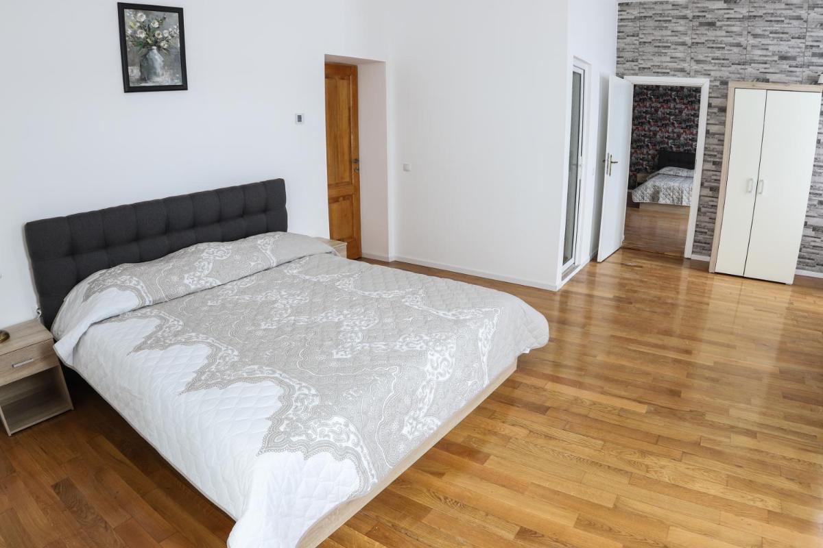 Floasiu Residence Guesthouse - Housity