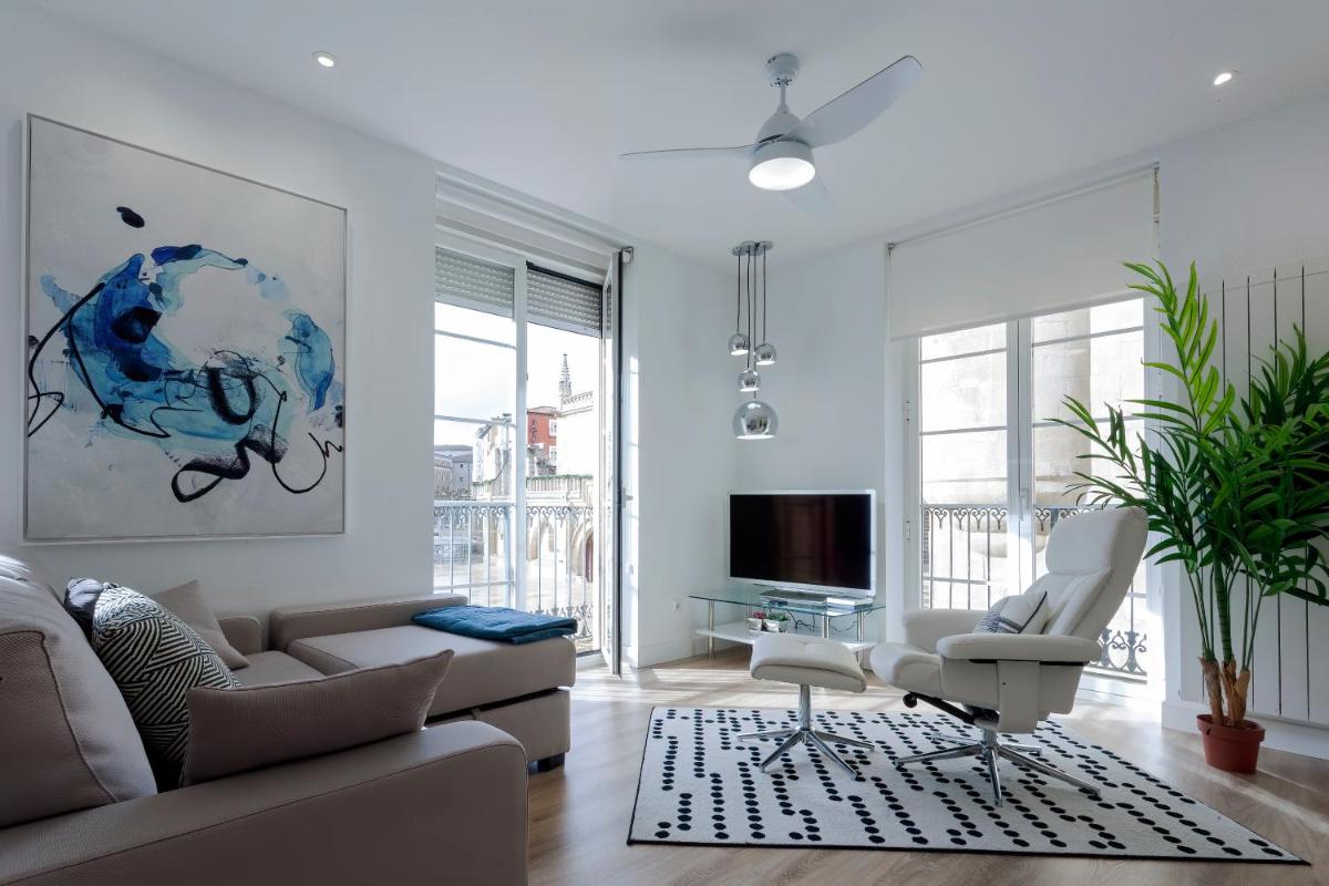 Cinco balcones a la Catedral by Unique Rooms - Housity