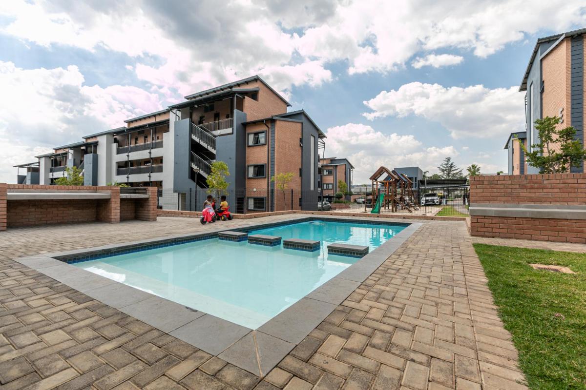 Modern 2 bed apartment, Secure estate - Housity