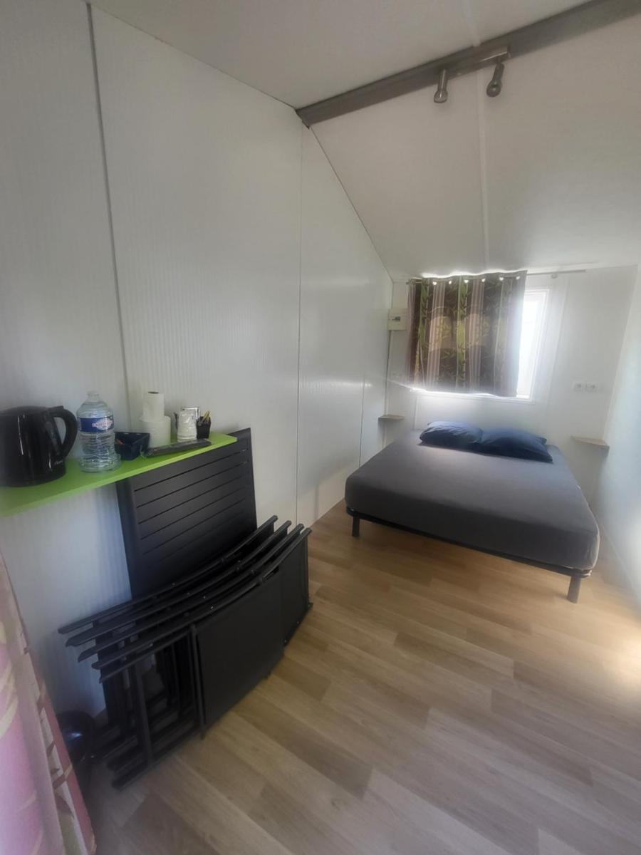 Chambre familiale 50-1 dans une partie du mobil-home au camping - Housity