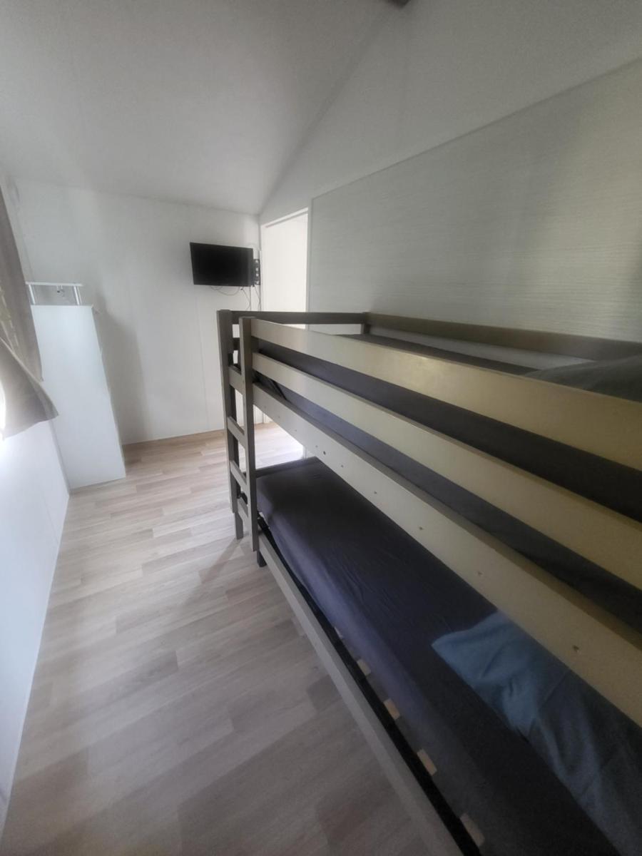 Chambre familiale 50-1 dans une partie du mobil-home au camping - Housity