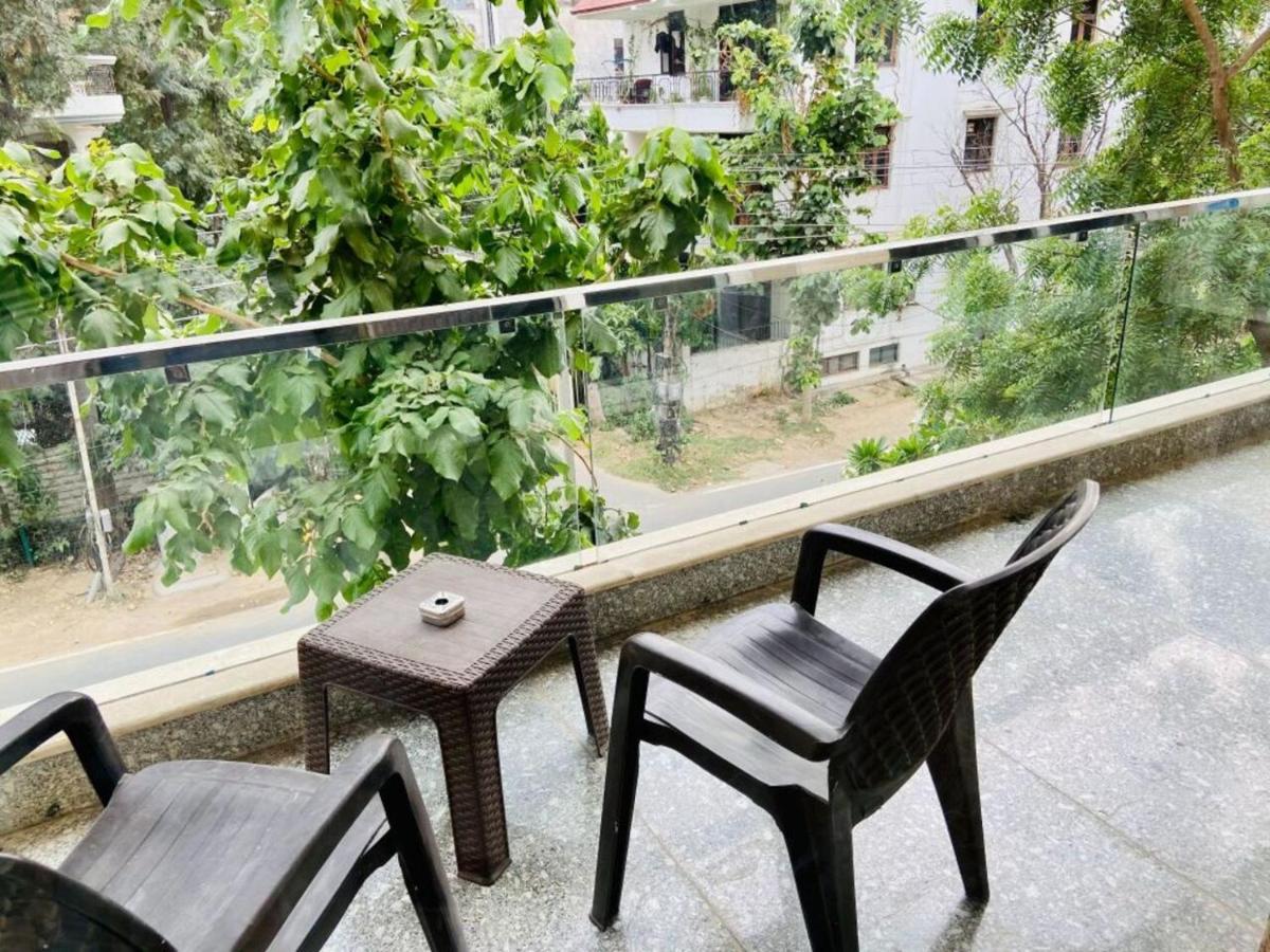 Suitetrails - BluO 1BHK - DLF CyberCity, MG Road - Balcony, Lift