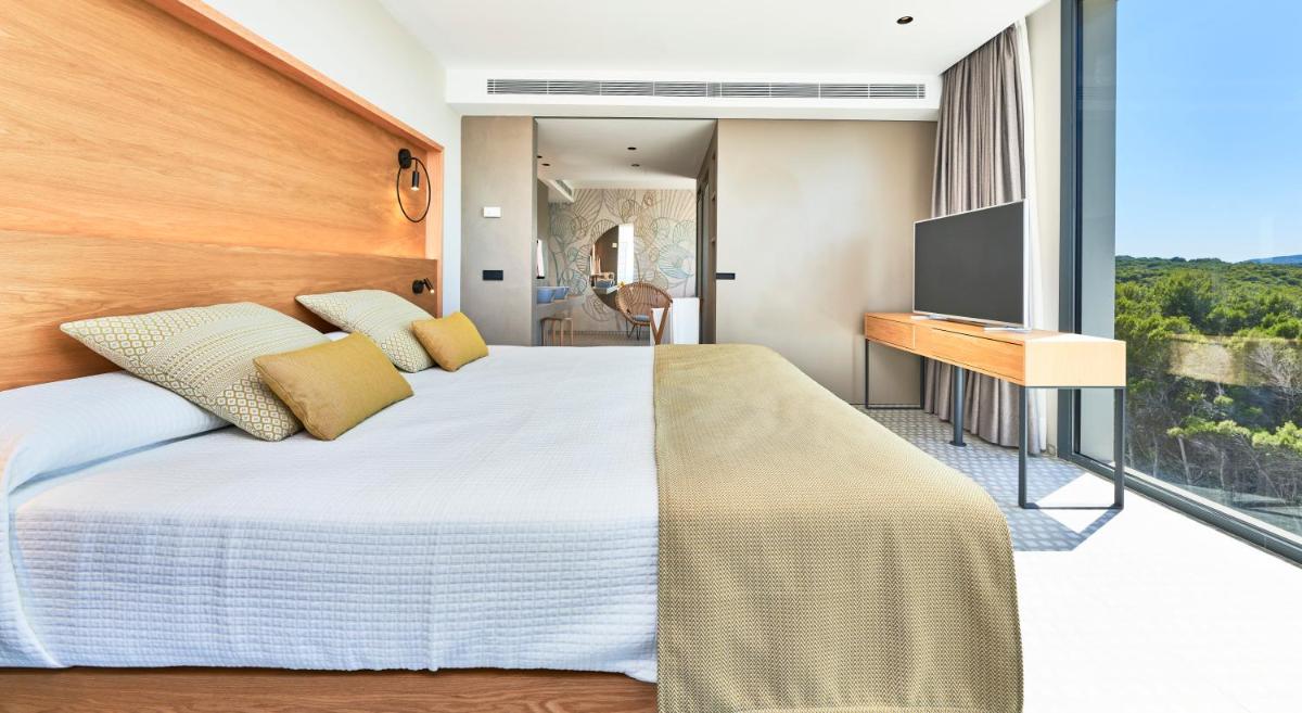 Cama o camas de una habitación en Hotel & Spa S'Entrador Playa