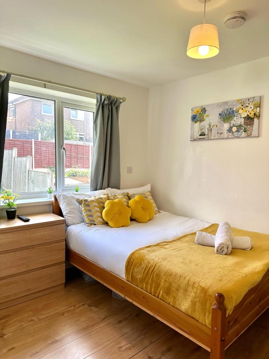 Langdale House - Group Stays Contractors & Families Long or Short Stay - 4 Rooms 5 Beds 3 bathrooms Kitchen, FREE Wi-Fi & Parking - Housity