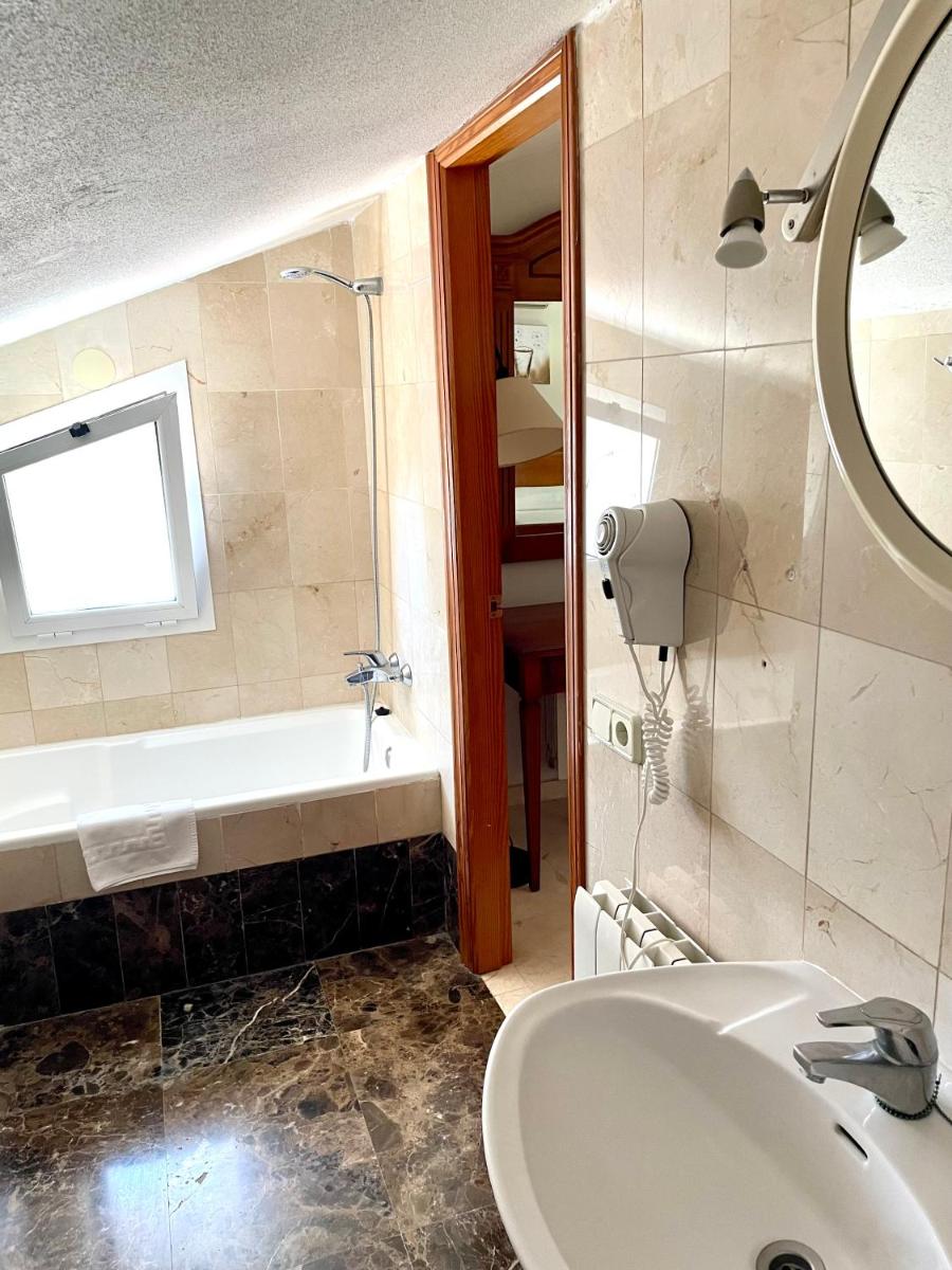 Aparthotel Bahia Pinosol - Housity