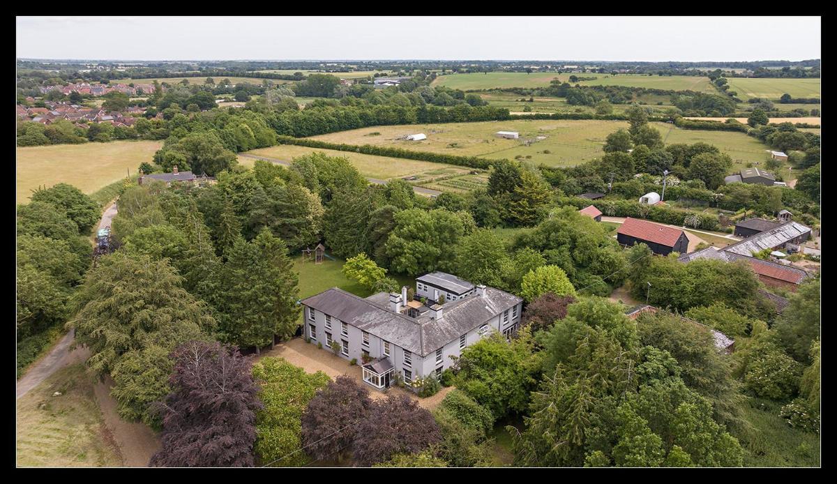 Stubbs House, Loddon, sleeps 20, 2 hot tubs - Housity