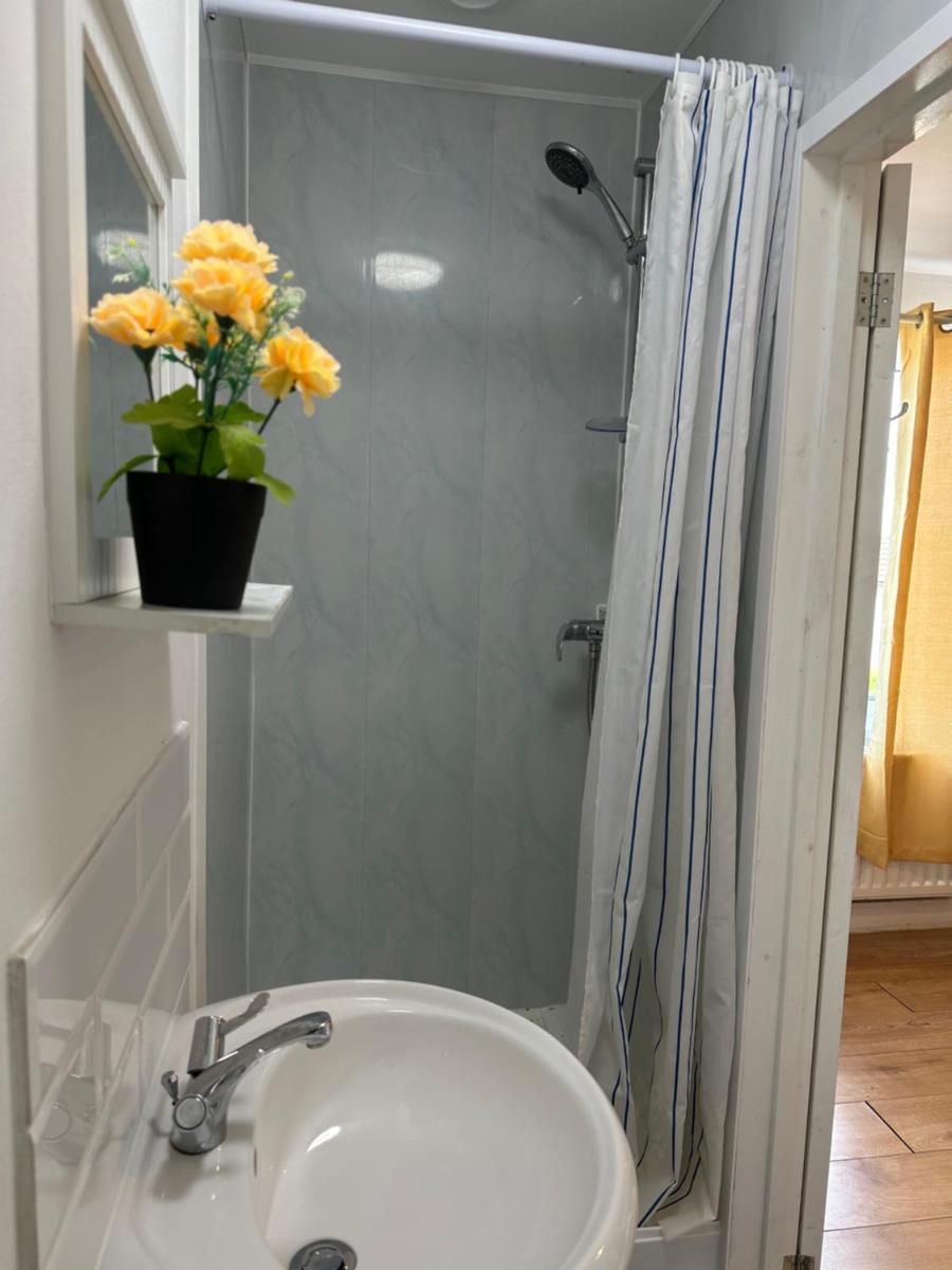 Langdale House - Group Stays Contractors & Families Long or Short Stay - 4 Rooms 5 Beds 3 bathrooms Kitchen, FREE Wi-Fi & Parking - Housity