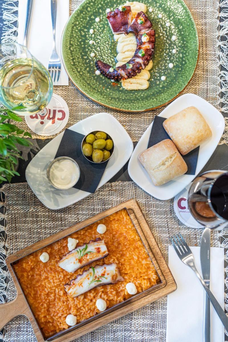 Comida en o cerca de este hotel